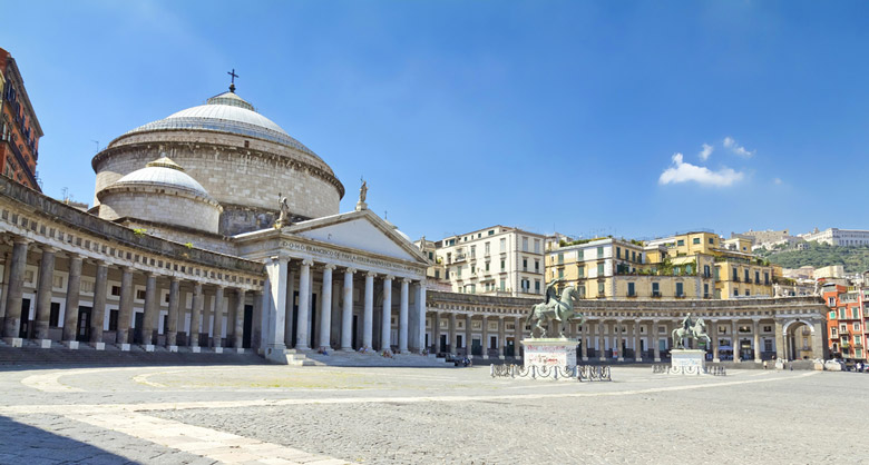 Piazza del Plebiscito in Naples