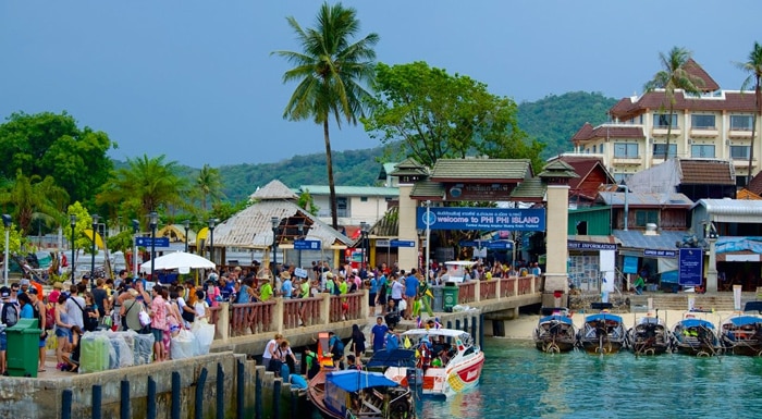 Der Ao Tonsai Pier auf Koh Phi Phi kann während der Hochsaison ziemlich überlaufen sein.