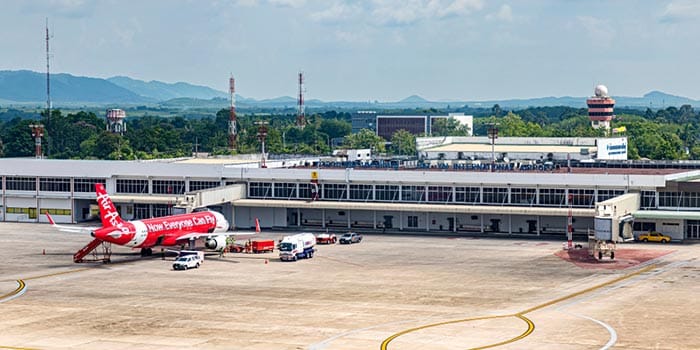 Bangkokista Koh Lipeen lentokoneella, pakettiautolla ja lautalla