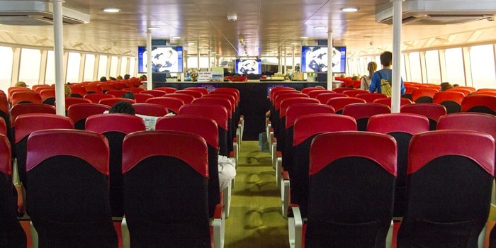 Asientos dentro de un ferry de Lomprayah que va desde el muelle de Donsak (Surat Thani) al muelle de Thong Sala (Koh Phangan)