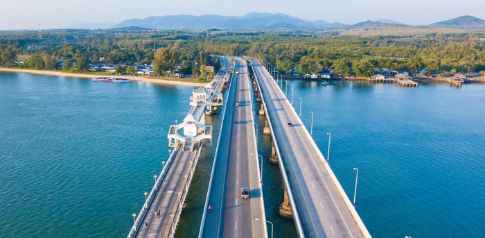 Sarasinbron, som är bron som sammanbinder Phuket med fastlandet