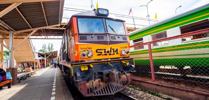 Tren esperando a los pasajeros en la estación de Surat Thani