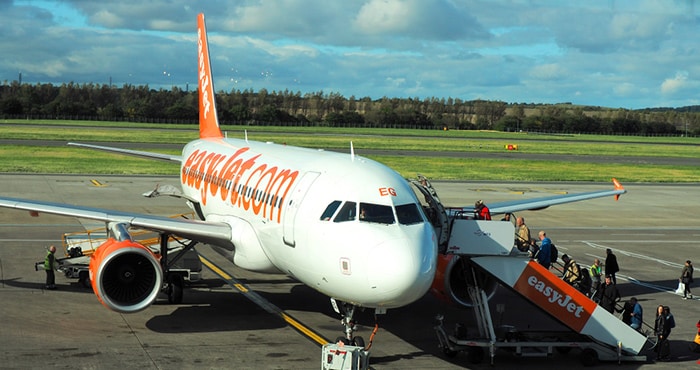 飛行機でエディンバラからロンドンへ