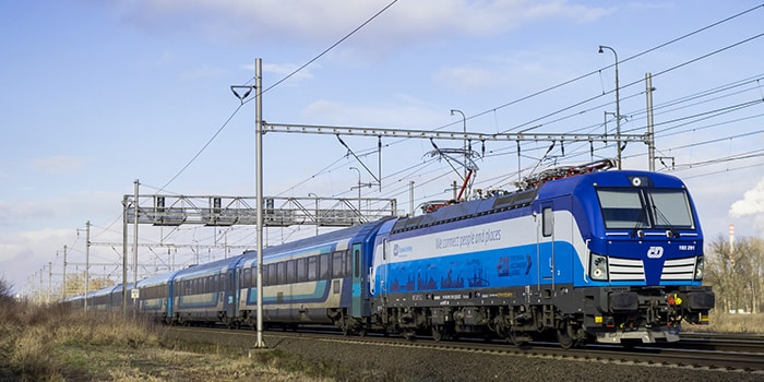 Ungerskdrivna EuroCity-tåg på väg mot Budapest