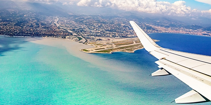 Flyplassen i Nice befinner seg rett ved det Liguriske hav 