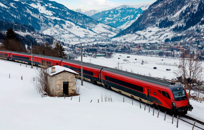 Railjet-Zug in der Nähe von Salzburg in Österreich