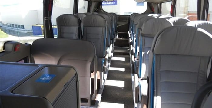 De stoelen in een BlaBlaBus bus