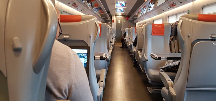 Sitze der 2. Klasse (Standard) in einem der Frecciarossa-Züge von Trenitalia