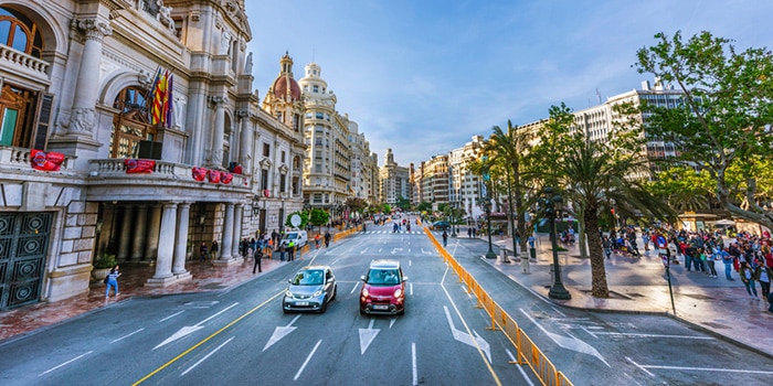 Schöne Straßen in Valencia, die die modern spanische Architektur widerspiegeln