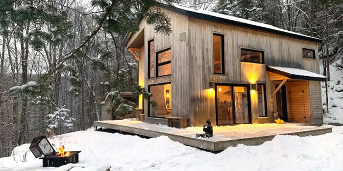 Lumineuse Petite Maison Scandinave en forêt